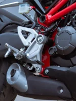 موتورسیکلت هوندا Honda CB 150R | نمایی از اگزوز و انجین