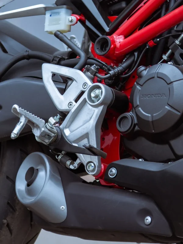موتورسیکلت هوندا Honda CB 150R | نمایی از اگزوز و انجین