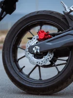 موتورسیکلت هوندا Honda CB 150R | نمایی از چرخ عقب و ترمز ABS